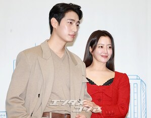 【フォト】ユン・バク＆キム・ヒソン、2人でキュートにハートのポーズ