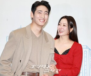 【フォト】ユン・バク＆キム・ヒソン、2人でキュートにハートのポーズ