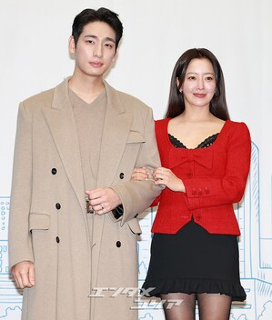 【フォト】ユン・バク＆キム・ヒソン、2人でキュートにハートのポーズ