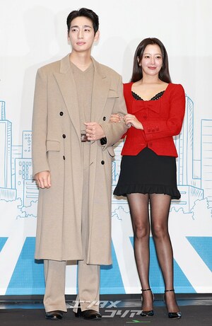 【フォト】ユン・バク＆キム・ヒソン、2人でキュートにハートのポーズ