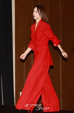 【フォト】ハン・ヘジン、華やかな赤スーツ姿