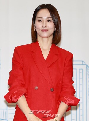 【フォト】ハン・ヘジン、華やかな赤スーツ姿