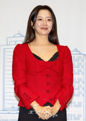 【フォト】キム・ヒソン、赤がポイントの衣装でほっそり美脚アピール