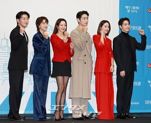 【フォト】『次の人生はないから』のキャストたち、そろって「ファイト！」