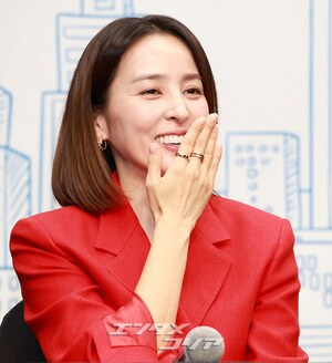 【フォト】『次の人生はないから』のキャストたち、そろって「ファイト！」