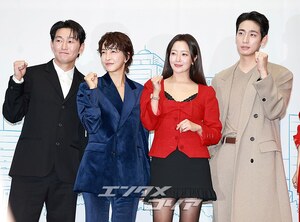 【フォト】『次の人生はないから』のキャストたち、そろって「ファイト！」