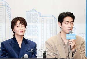 【フォト】『次の人生はないから』のキャストたち、そろって「ファイト！」