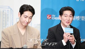 【フォト】『次の人生はないから』のキャストたち、そろって「ファイト！」