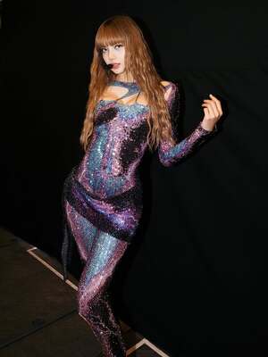 BLACKPINKリサ、きらめく全身タイツで美ボディアピール…大胆ステージ衣装公開