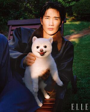 【フォト】オム・テグが愛犬抱いて「武装解除」…癒しの2ショット