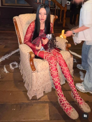 ソンミ、くらっとしそうな赤い全身タイツ姿 「お化けの友人たちと」