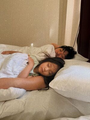 KCM「結婚から13年 娘の写真公開」…腕枕する優しいパパ「しびれたけど一番幸せだった瞬間」