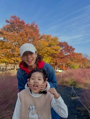 チョ・ユニ&娘が「秋のデート」…大きくなるほどママそっくりに