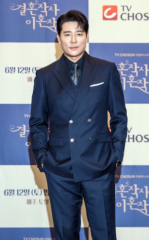 【フォト】スーツ姿がステキなイ・テゴン、『結婚作詞　離婚作曲2』制作発表会に出席