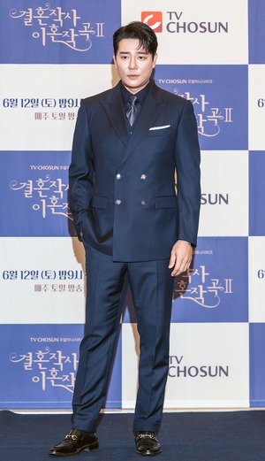 【フォト】スーツ姿がステキなイ・テゴン、『結婚作詞　離婚作曲2』制作発表会に出席