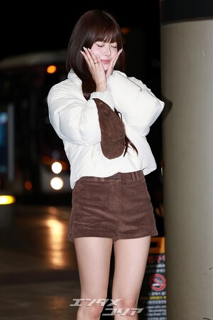 【フォト】LE SSERAFIM末っ子ホン・ウンチェ「ホットパンツでラブリー・コーデ」