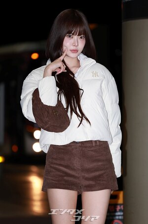 【フォト】LE SSERAFIM末っ子ホン・ウンチェ「ホットパンツでラブリー・コーデ」