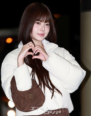 【フォト】LE SSERAFIM末っ子ホン・ウンチェ「ホットパンツでラブリー・コーデ」