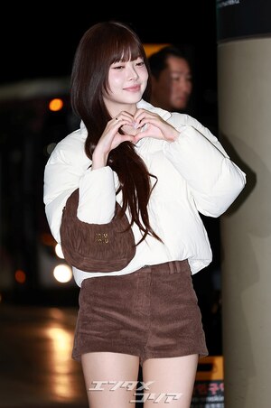 【フォト】LE SSERAFIM末っ子ホン・ウンチェ「ホットパンツでラブリー・コーデ」