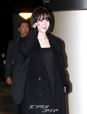 【フォト】LE SSERAFIMサクラ「ツヤ肌×オール黒コーデ」で東京へ出発