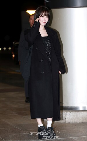 【フォト】LE SSERAFIMサクラ「ツヤ肌×オール黒コーデ」で東京へ出発