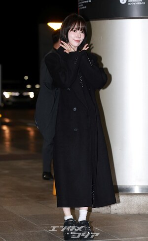 【フォト】LE SSERAFIMサクラ「ツヤ肌×オール黒コーデ」で東京へ出発