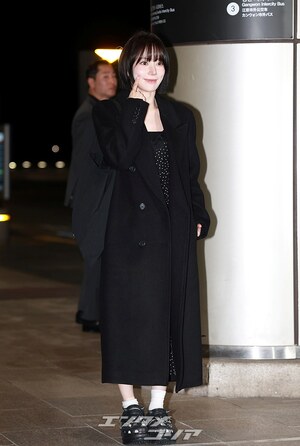 【フォト】LE SSERAFIMサクラ「ツヤ肌×オール黒コーデ」で東京へ出発