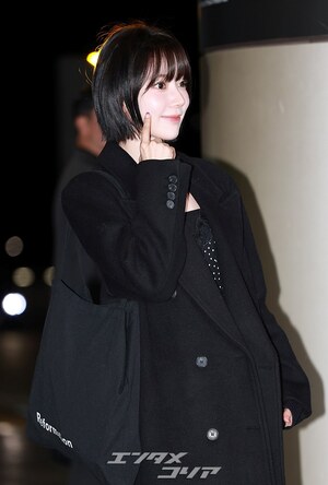 【フォト】LE SSERAFIMサクラ「ツヤ肌×オール黒コーデ」で東京へ出発
