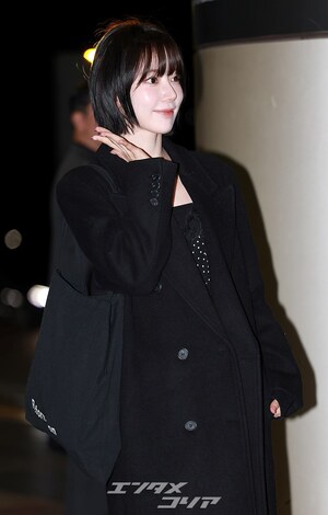 【フォト】LE SSERAFIMサクラ「ツヤ肌×オール黒コーデ」で東京へ出発