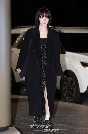 【フォト】LE SSERAFIMサクラ「ツヤ肌×オール黒コーデ」で東京へ出発