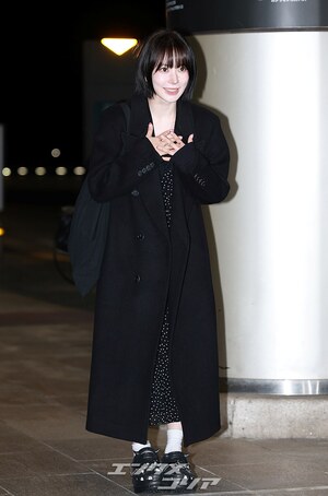 【フォト】LE SSERAFIMサクラ「ツヤ肌×オール黒コーデ」で東京へ出発
