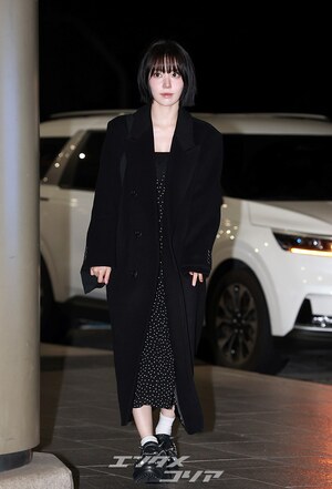 【フォト】LE SSERAFIMサクラ「ツヤ肌×オール黒コーデ」で東京へ出発