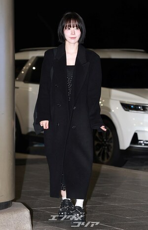 【フォト】LE SSERAFIMサクラ「ツヤ肌×オール黒コーデ」で東京へ出発