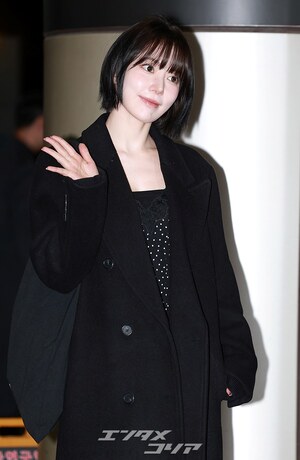 【フォト】LE SSERAFIMサクラ「ツヤ肌×オール黒コーデ」で東京へ出発