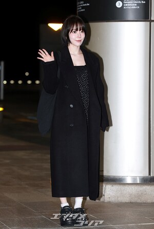 【フォト】LE SSERAFIMサクラ「ツヤ肌×オール黒コーデ」で東京へ出発