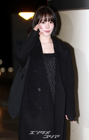 【フォト】LE SSERAFIMサクラ「ツヤ肌×オール黒コーデ」で東京へ出発