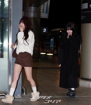 【フォト】LE SSERAFIMサクラ＆ホン・ウンチェ「東京に行ってきます」仲良く手ハート・ポーズ