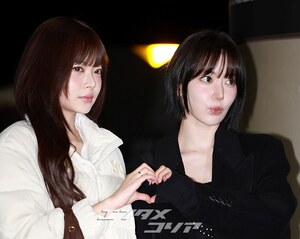 【フォト】LE SSERAFIMサクラ＆ホン・ウンチェ「東京に行ってきます」仲良く手ハート・ポーズ