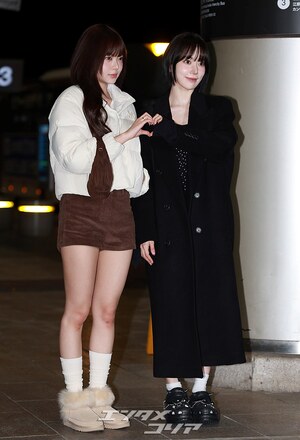 【フォト】LE SSERAFIMサクラ＆ホン・ウンチェ「東京に行ってきます」仲良く手ハート・ポーズ