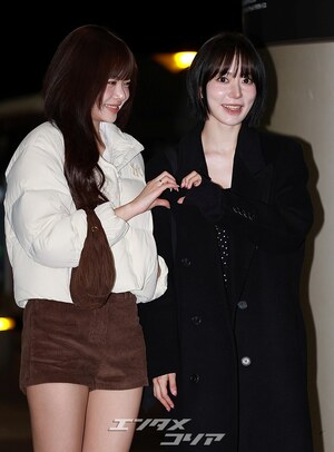 【フォト】LE SSERAFIMサクラ＆ホン・ウンチェ「東京に行ってきます」仲良く手ハート・ポーズ