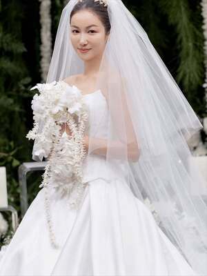 【フォト】キム・オクビン、神秘的な花に囲まれ結婚式…上品なデザインのドレス姿