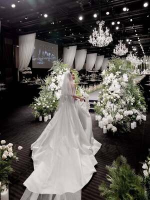 【フォト】キム・オクビン、神秘的な花に囲まれ結婚式…上品なデザインのドレス姿