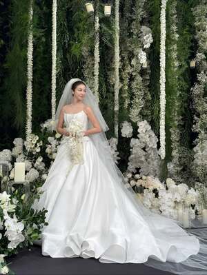 【フォト】キム・オクビン、神秘的な花に囲まれ結婚式…上品なデザインのドレス姿