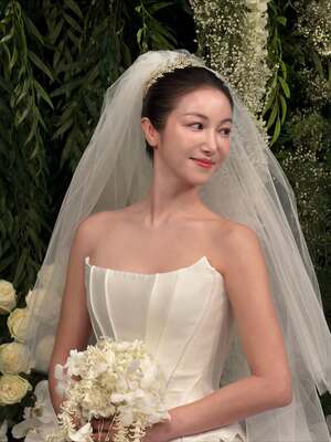 【フォト】キム・オクビン、神秘的な花に囲まれ結婚式…上品なデザインのドレス姿