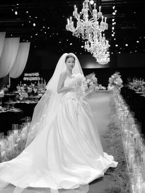 【フォト】キム・オクビン、神秘的な花に囲まれ結婚式…上品なデザインのドレス姿