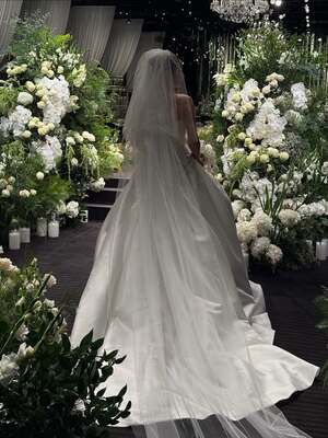 【フォト】キム・オクビン、神秘的な花に囲まれ結婚式…上品なデザインのドレス姿