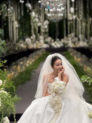 【フォト】キム・オクビン、神秘的な花に囲まれ結婚式…上品なデザインのドレス姿