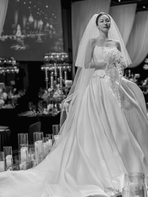 【フォト】キム・オクビン、神秘的な花に囲まれ結婚式…上品なデザインのドレス姿