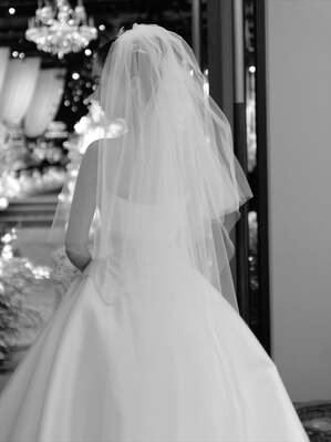 【フォト】キム・オクビン、神秘的な花に囲まれ結婚式…上品なデザインのドレス姿