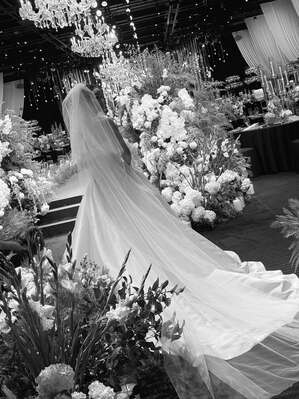 【フォト】キム・オクビン、神秘的な花に囲まれ結婚式…上品なデザインのドレス姿